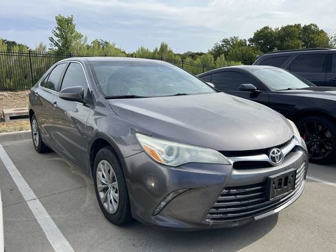 Used 2015 Toyota Camry LE FWD image 2