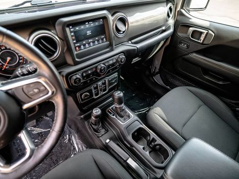 Used 2018 Jeep Wrangler Unlimited Sahara w/ Cold Weather Group AWD/4WD image 27