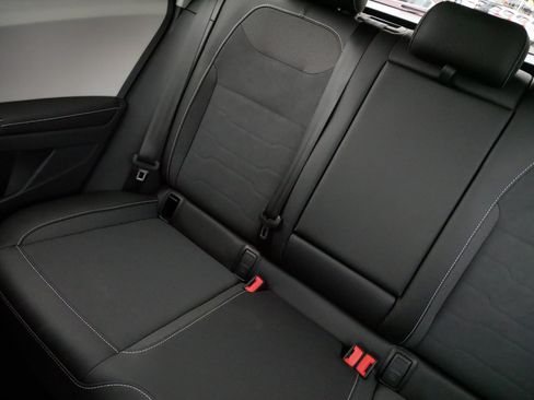 Certified 2025 Volkswagen Taos SE AWD/4WD image 12