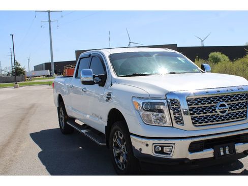 Used 2018 Nissan Titan SL w/ Chrome Package AWD/4WD image 8