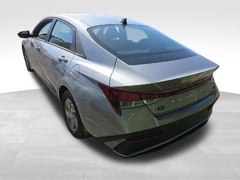 Used 2025 Hyundai Elantra SE FWD image 9
