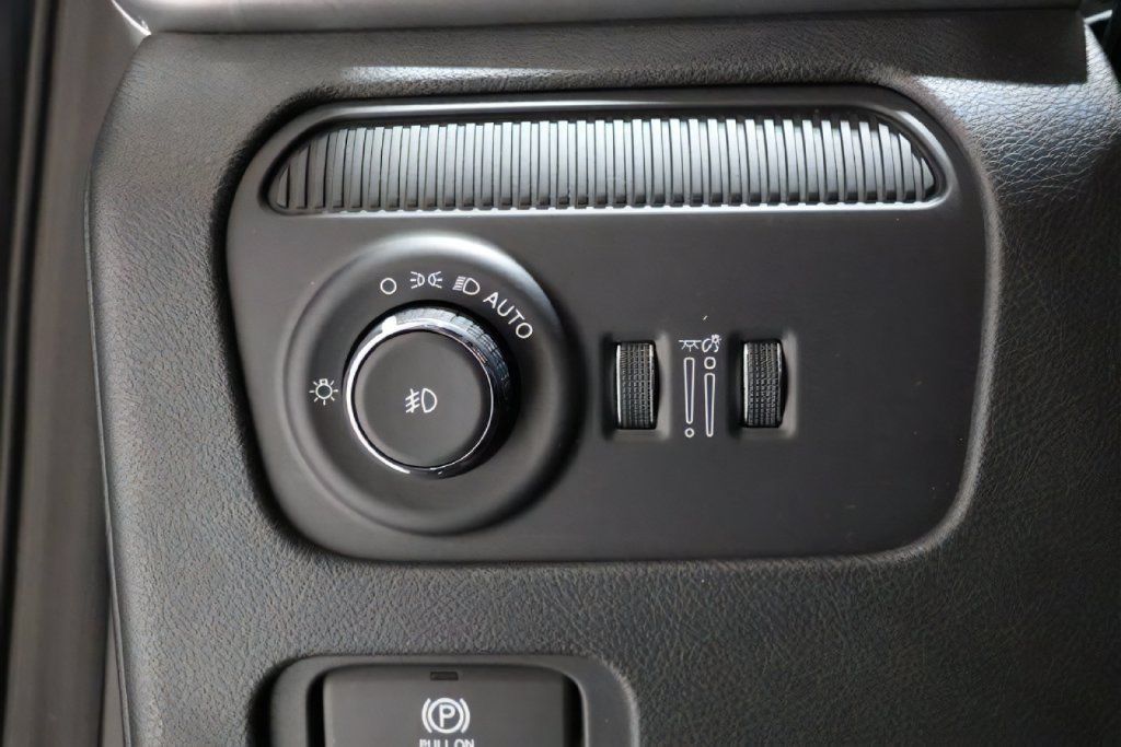 Used 2025 Jeep Wagoneer 4WD w/ Premium Group I image 21