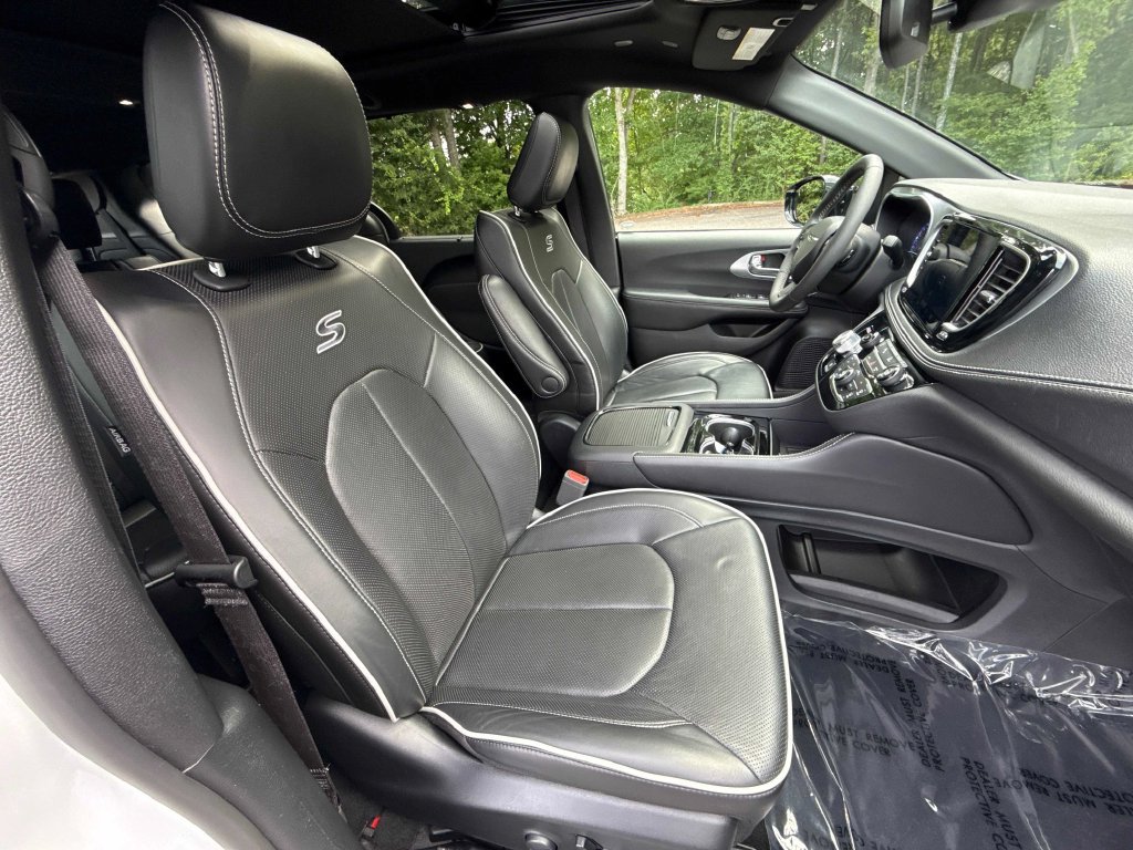 Used 2025 Chrysler Pacifica Limited FWD image 28