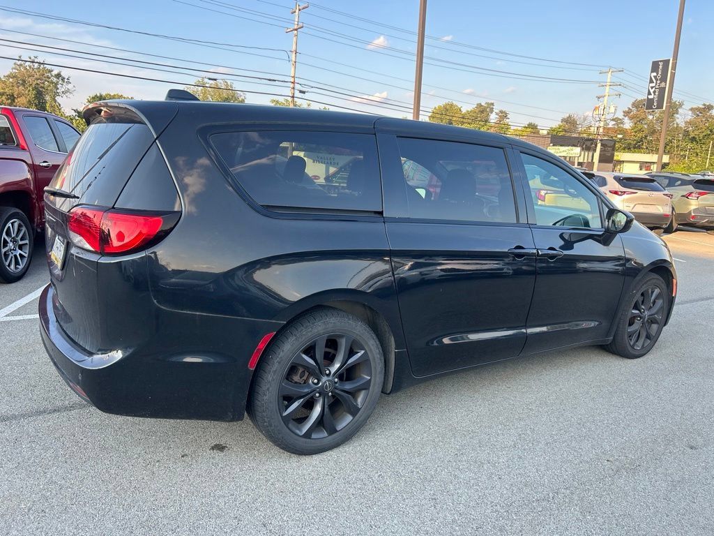 Used 2019 Chrysler Pacifica Touring Plus w/ S Appearance Package FWD image 6