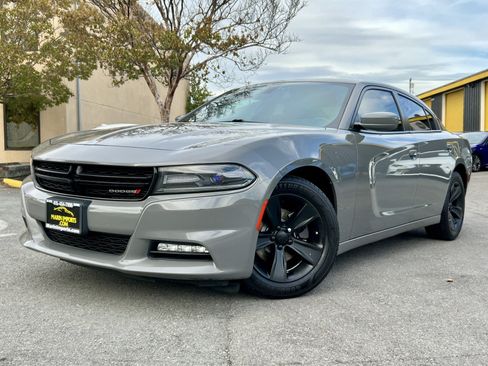 Used 2018 Dodge Charger SXT Plus RWD image 2