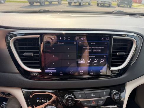 Used 2022 Chrysler Pacifica Touring-L FWD image 26
