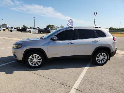Used 2019 Jeep Cherokee Latitude w/ Popular Appearance Group FWD image 2