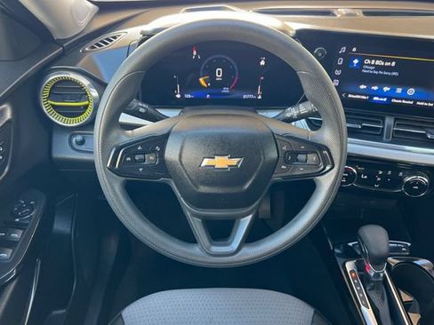 Used 2025 Chevrolet Trax LT FWD image 18