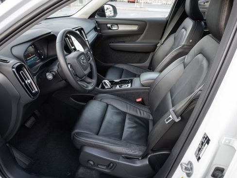 Used 2023 Volvo XC40 B5 Plus image 18