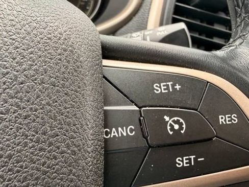 Used 2015 Jeep Cherokee Latitude FWD image 24