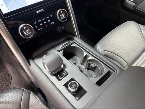 Used 2025 Land Rover Discovery S image 12