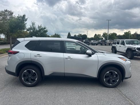 Used 2025 Nissan Rogue SV FWD image 4