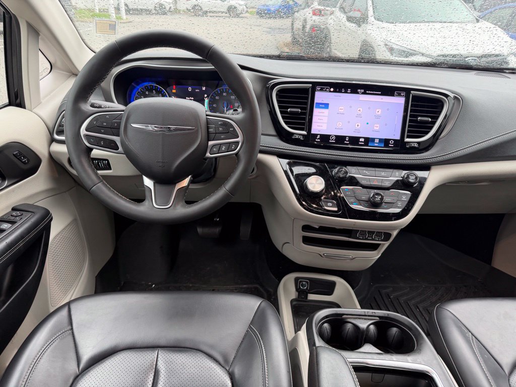 Used 2023 Chrysler Pacifica Touring-L AWD/4WD image 18