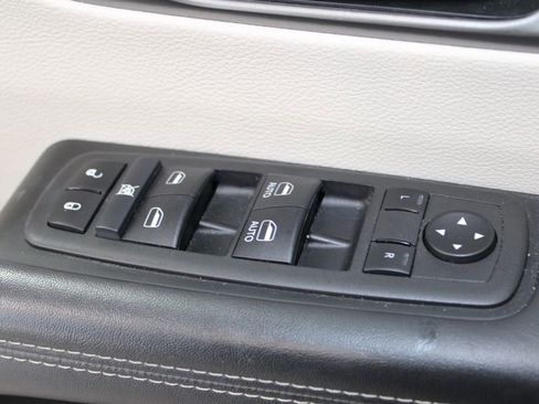 Used 2024 Chrysler Pacifica Touring-L image 35