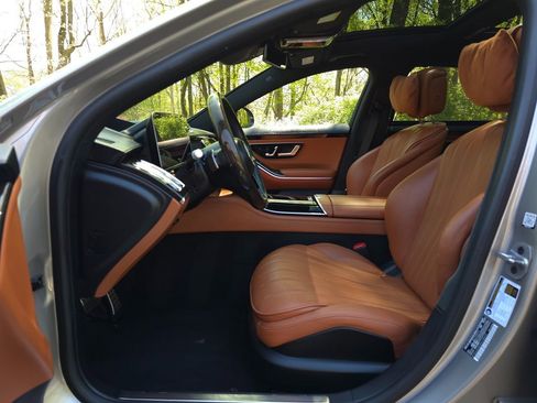 Used 2023 Mercedes-Benz S 500 4MATIC w/ AMG Line image 12