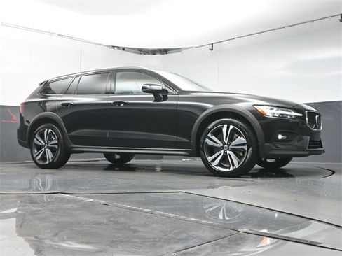 Certified 2024 Volvo V60 B5 Cross Country Plus image 38