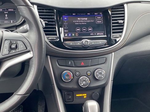Used 2022 Chevrolet Trax LT w/ LT Convenience Package image 9