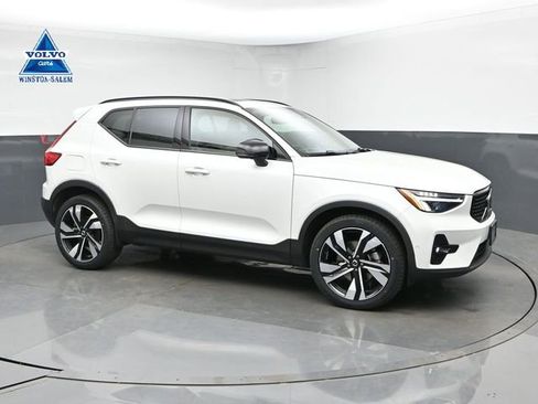 Used 2023 Volvo XC40 B5 Plus w/ Driver Assist Package AWD/4WD image 1