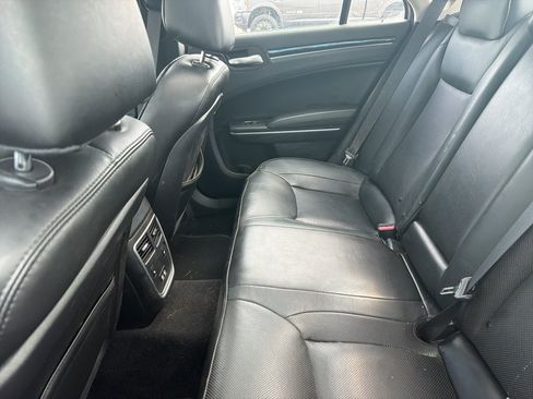 Used 2019 Chrysler 300 Limited AWD/4WD image 10