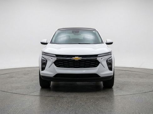 Used 2025 Chevrolet Trax LT image 2