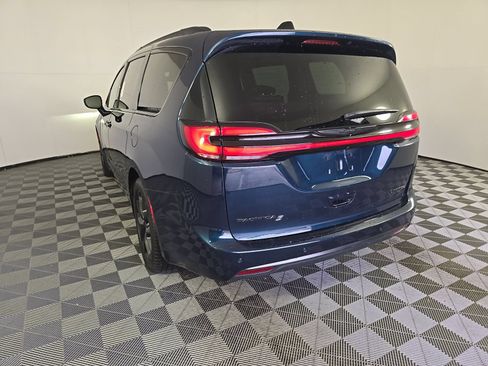 Used 2025 Chrysler Pacifica Limited FWD image 4