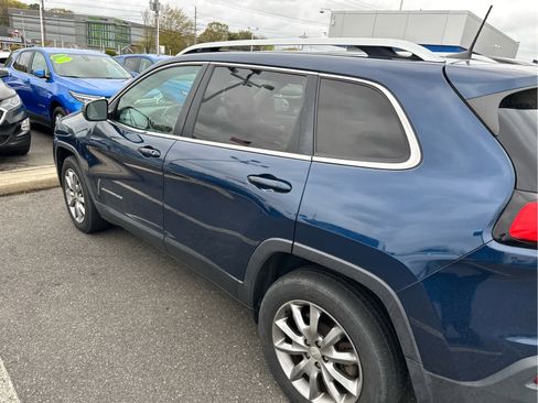 Used 2018 Jeep Cherokee Limited AWD/4WD image 5