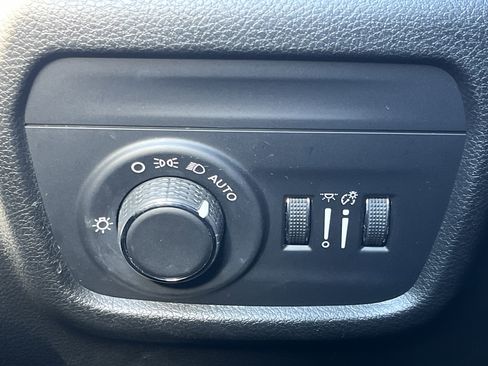 Used 2023 Jeep Grand Cherokee Laredo image 12