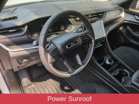 Used 2025 Jeep Grand Cherokee Laredo X w/ Luxury Tech Group I AWD/4WD image 15