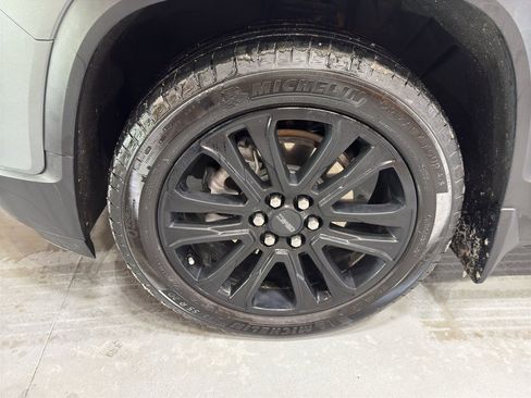 Used 2023 GMC Acadia SLE w/ Infotainment Package image 9