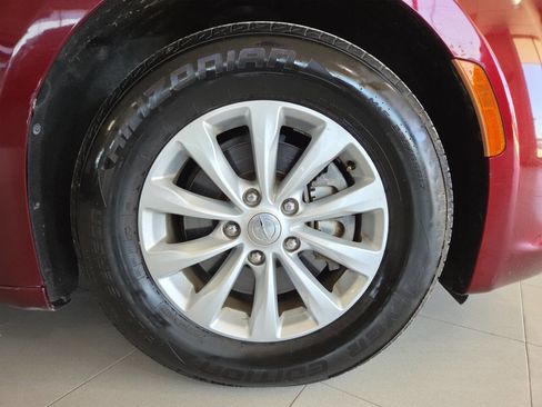 Used 2017 Chrysler Pacifica Touring-L FWD image 9