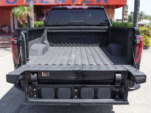 Used 2024 GMC Sierra 2500 AT4 w/ AT4 Preferred Package AWD/4WD image 9