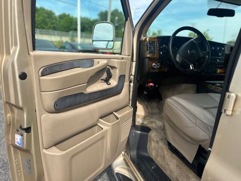 Used 2008 Chevrolet Express 1500 w/ Preferred Equipment Group RWD image 12