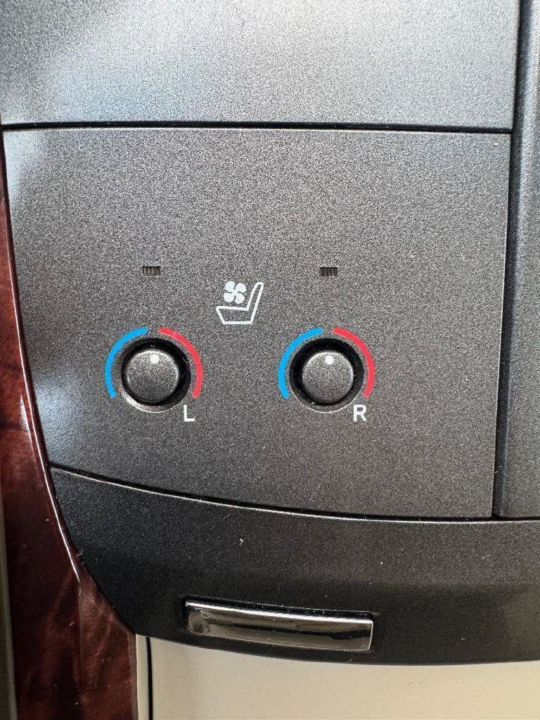 Used 2011 Toyota Avalon Limited FWD image 36