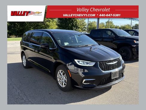Used 2025 Chrysler Pacifica Select FWD image 1