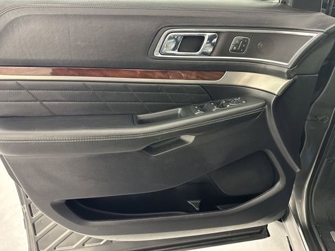 Used 2018 Ford Explorer Platinum AWD/4WD image 17