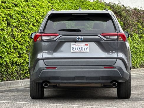 Used 2021 Toyota RAV4 XLE Premium AWD/4WD image 5