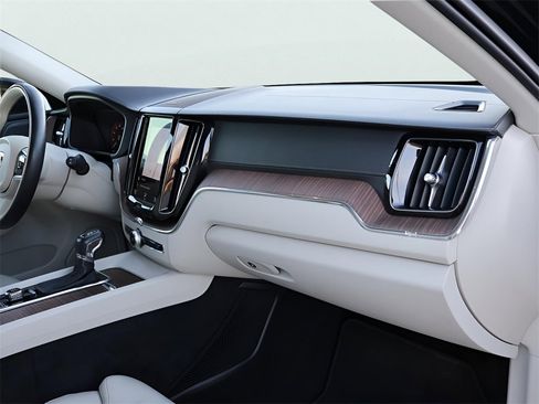 Used 2020 Volvo XC60 T5 Inscription image 11