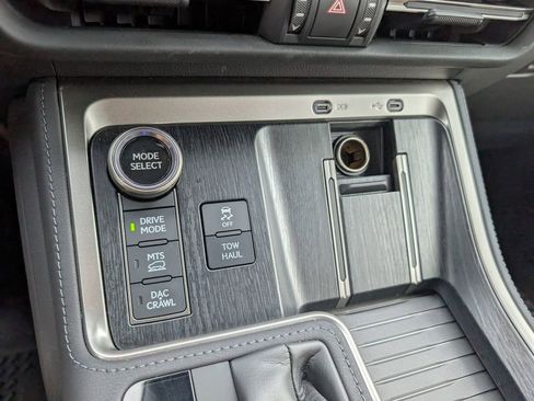 Used 2025 Lexus GX 550 image 23