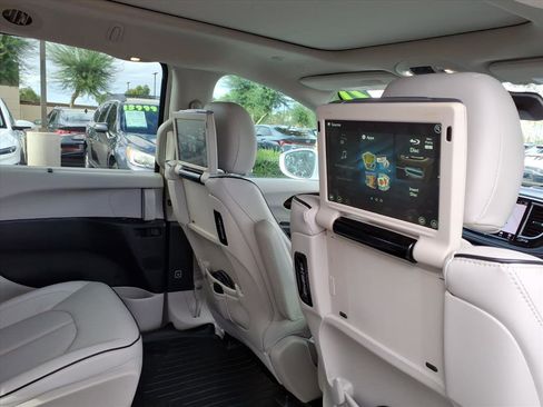 Used 2021 Chrysler Pacifica Limited w/ Uconnect Theater Family Group image 13