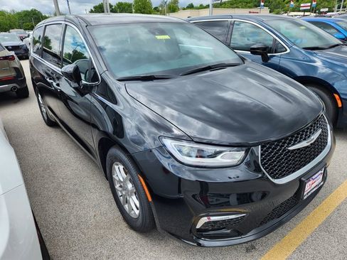 New 2025 Chrysler Pacifica Select image 1