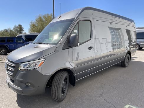 Used 2025 Mercedes-Benz Sprinter 2500 image 9