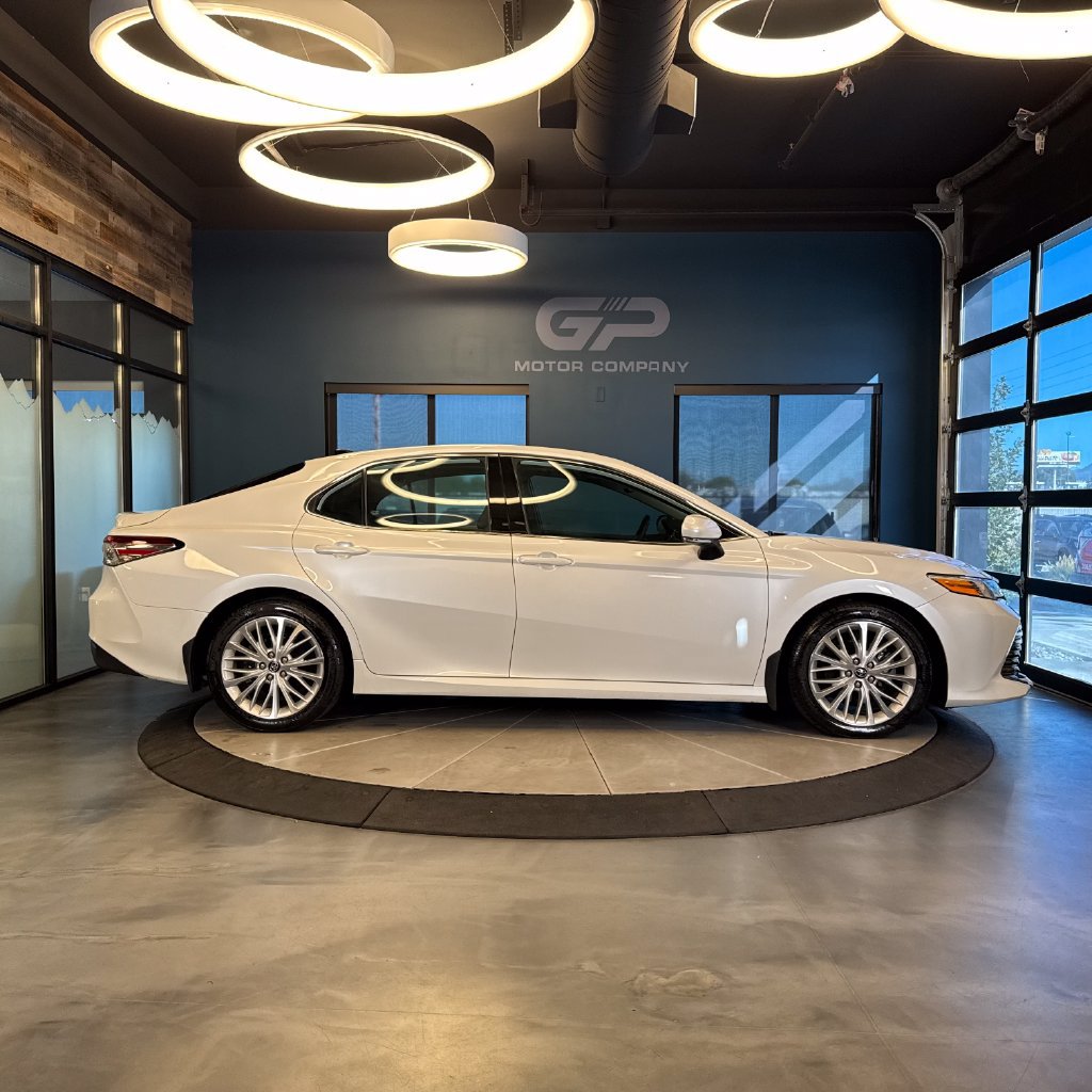 Used 2019 Toyota Camry XLE w/ Navigation Package FWD image 2