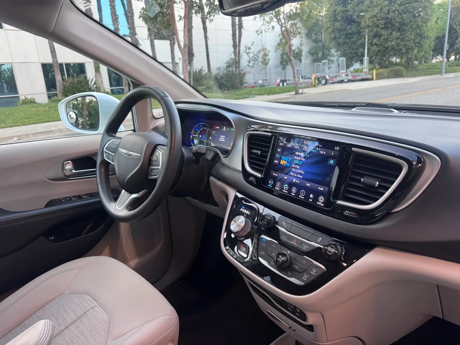 Used 2019 Chrysler Pacifica Touring Plus FWD image 18