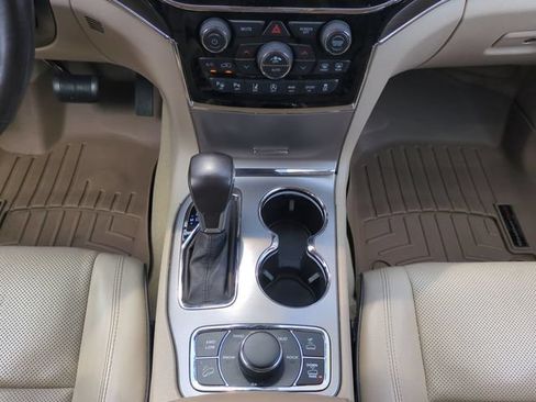 Used 2019 Jeep Grand Cherokee Overland AWD/4WD image 19