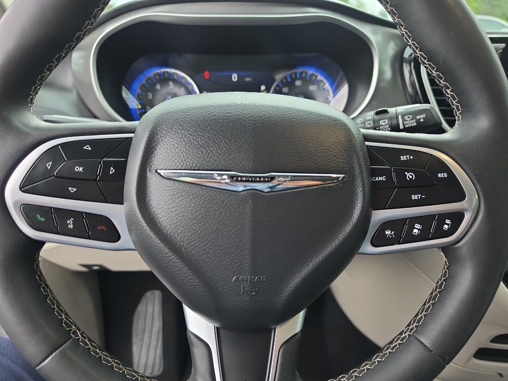 Used 2023 Chrysler Pacifica Touring-L FWD image 24