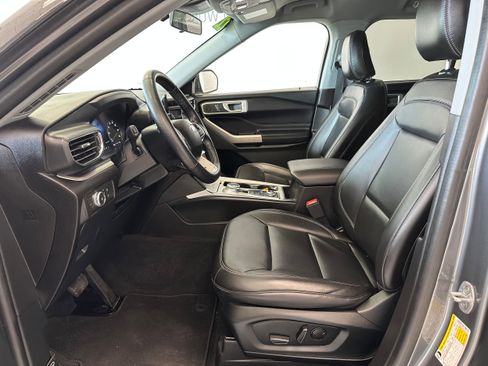 Used 2022 Ford Explorer XLT w/ Equipment Group 202A image 11