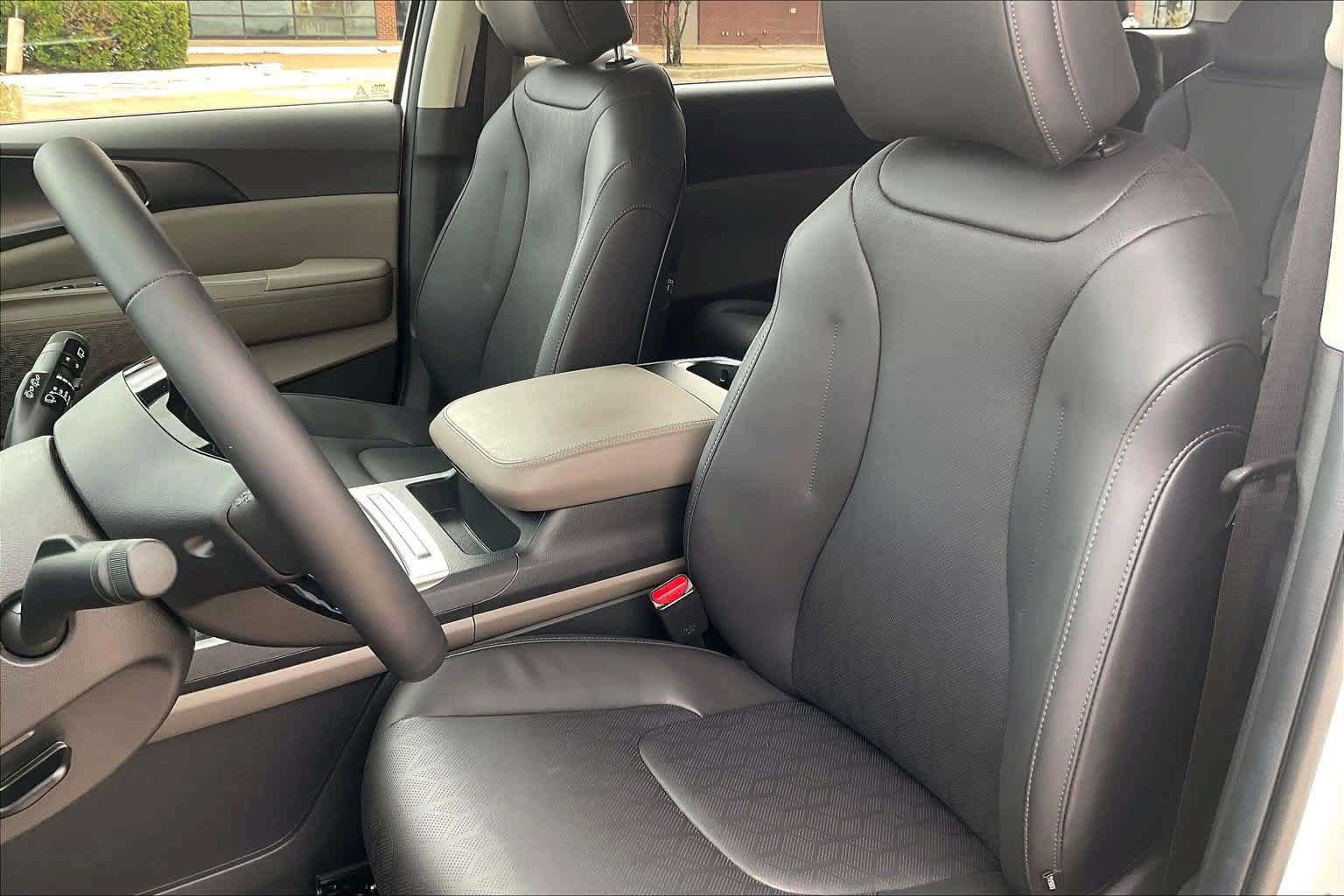 Certified 2026 Kia Carnival FWD image 9