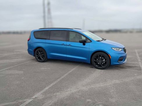 New 2026 Chrysler Pacifica Select image 15