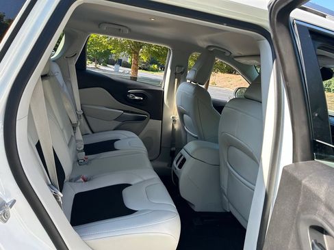 Used 2021 Jeep Cherokee Latitude Plus FWD image 40