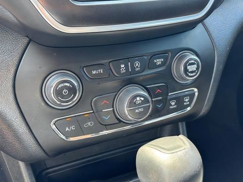 Used 2022 Jeep Cherokee Trailhawk w/ Comfort/Convenience Group AWD/4WD image 15